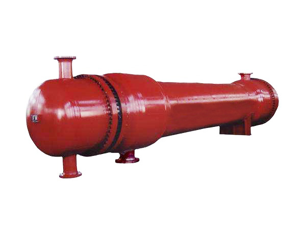 <b>浮頭式折流桿換熱器與冷凝器是一種新型高效的傳熱設備，具有防振性能強、流動(dòng)阻力小、不易結垢、傳熱性能好及表面溫度均勻等優(yōu)點(diǎn)。它不同于常用的弓形折流板換熱器，換熱管由桿系組成的折流圈支撐，從上下左右四個(gè)方位將管子固定。殼程流體平行于管束的軸向流動(dòng)，流動(dòng)阻力很小，一般是弓形板的1/7～1/9，因而可以提高殼程流速來(lái)增加殼程的湍流程度，從而強化傳熱。</b>