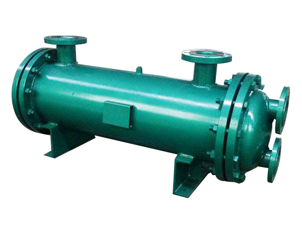 <b>管殼式換熱器又稱(chēng)為列管式換熱器。是以封閉在殼體中管束的壁面作為傳熱面的間壁式換熱器。這種換熱器可用各種結構材料（主要是金屬材料）制造，能在高溫、高壓下使用，結構簡(jiǎn)單、造價(jià)低、流通截面較寬、易于清洗水垢；但傳熱系數低、占地面積大。 管殼式換熱器有固定管板式汽-水換熱器、帶膨脹節管殼式汽-水換熱器、浮頭式汽-水換熱器、U形管殼式汽-水換熱器、波節</b>