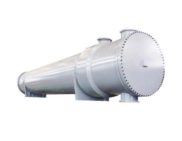 <b>目前，隨著(zhù)我國石油、化工、制藥、輕工業(yè)的蓬勃發(fā)展，各行業(yè)對冷凝設備的需求量越來(lái)越大，大型多效蒸發(fā)裝置隨著(zhù)處理量的增大對冷凝器的處理量要求也不斷增大，目前，國內現有的板式冷凝器已經(jīng)不能滿(mǎn)足特大型多效低溫板式蒸發(fā)裝置的配套需求，另外，管式冷凝器雖然可以做到很大的處理量，但是他的體積龐大、傳冷系數低、成本高，連清洗也不方便。</b>