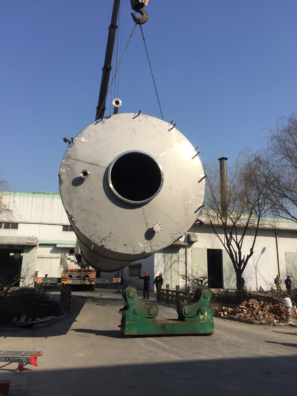 <b>不銹鋼、碳鋼制槽車(chē)、臥式立式貯罐、高位槽、計量罐。特殊規格可按用戶(hù)需求設計、制造。</b>