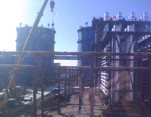 <b>我廠(chǎng)設計的甲酸鈉生產(chǎn)設備由造氣爐、蒸發(fā)器、中轉罐、反應罐等主要部件組成。該設備適用于年產(chǎn)1萬(wàn)噸-3萬(wàn)噸的企業(yè)。 適用于燃料、造紙、保險粉甲酸等行業(yè)。特殊規格可按用戶(hù)需求</b>